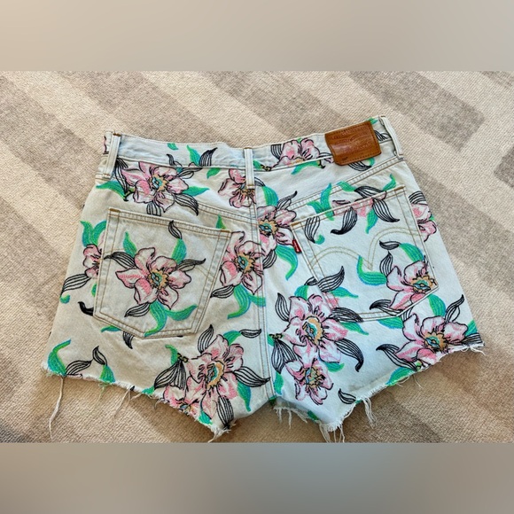 Levi’s Women’s 501 Hella Bloom Floral Embroidered High Rise Shorts (Size 30) - Picture 3 of 10